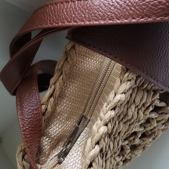 Straw Crossbody Chic Hollow Out. NWT - Picture 15 of 16